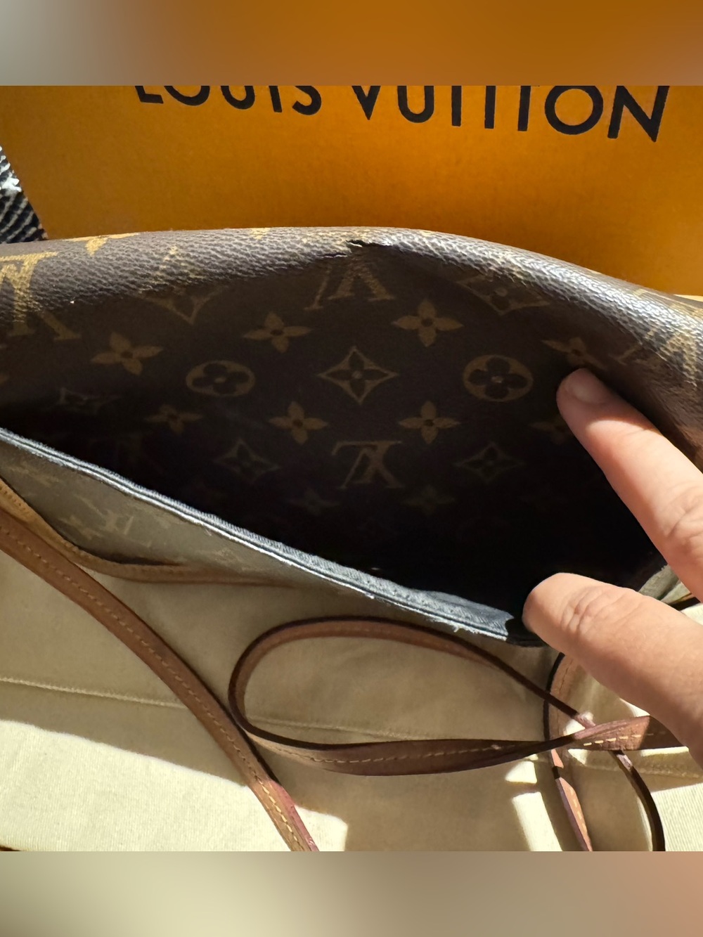 Authentic Louis Vuitton Diane Monogram Canvas - Picture 4 of 4